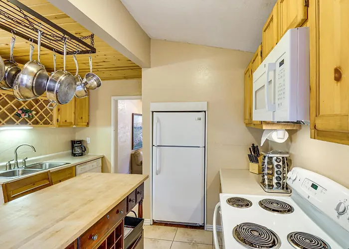 Casa vacanze 4 Mi To Rainbow Lake! Cozy Forest-view Gem W/ Deck