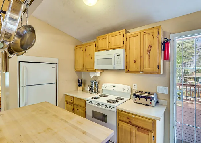 4 Mi To Rainbow Lake! Cozy Forest-view Gem W/ Deck