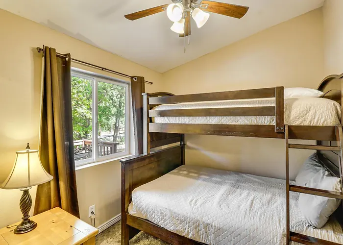 Casa vacanze 4 Mi To Rainbow Lake! Cozy Forest-view Gem W/ Deck *