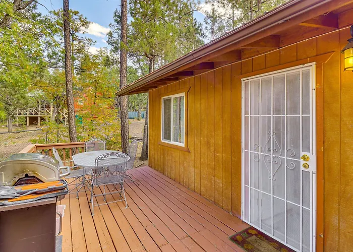 Casa vacanze 4 Mi To Rainbow Lake! Cozy Forest-view Gem W/ Deck